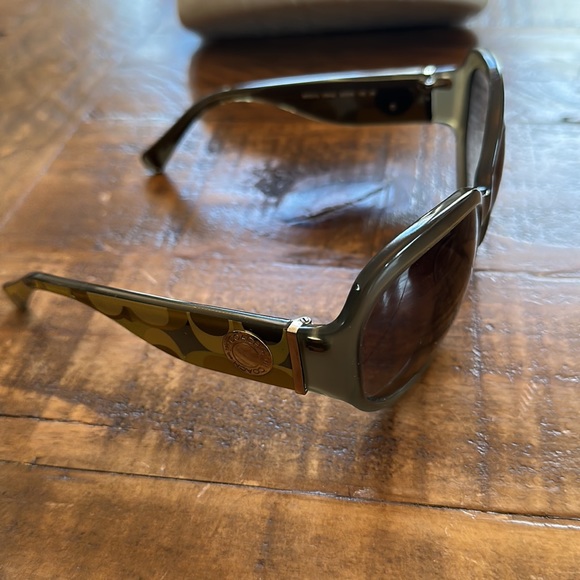 Coach sunglassss - Picture 3 of 5